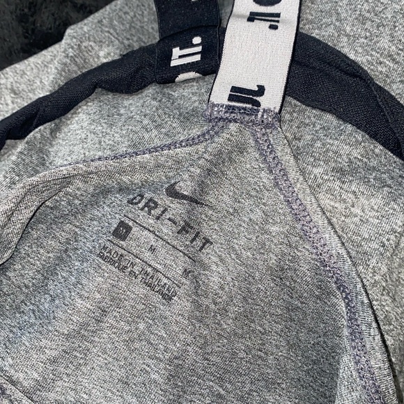 🦋Grey Nike Dri-fit workout top! - Picture 4 of 8